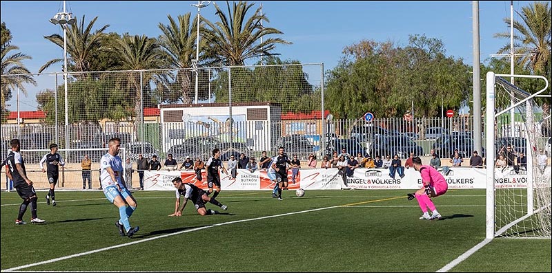 Fútbol: El Torrevieja empata en casa contra el Villajoyosa y se mantiene líder