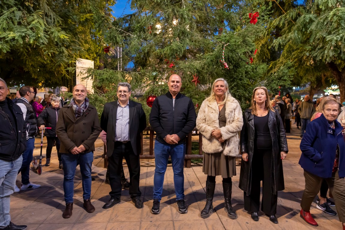 El encendido del Abeto de la Colonia nórdica de Torrevieja, completa el alumbrado navideño de la ciudad