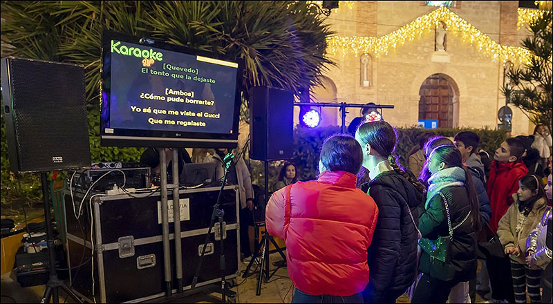 Los más jóvenes disfrutaron de un «Karaoke» para animar la Navidad de Torrevieja
