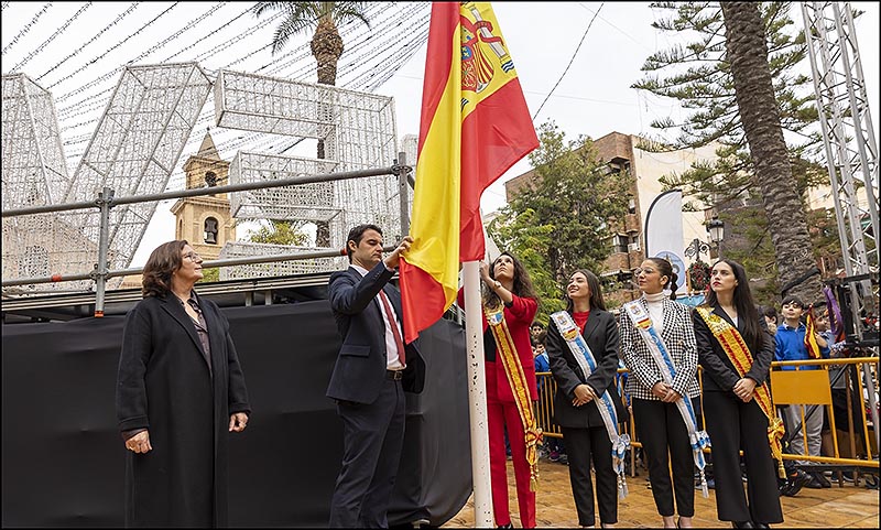 El izado de la bandera de España, acto central del Día de la Constitución en Torrevieja