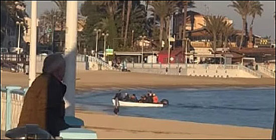 La Guardia Civil de Torrevieja localiza una patera con 13 personas a bordo en la Playa de Los Locos