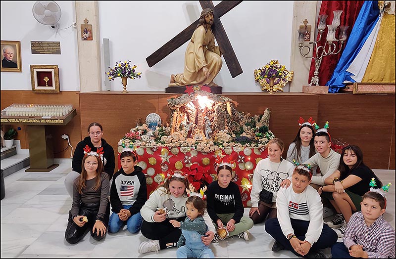 Los más jóvenes de “La Caída” montaron el Belén Parroquial de San Pedro y San Pablo