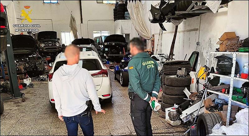 La Guardia Civil desmantela un taller clandestino de vehículos en Guardamar del Segura
