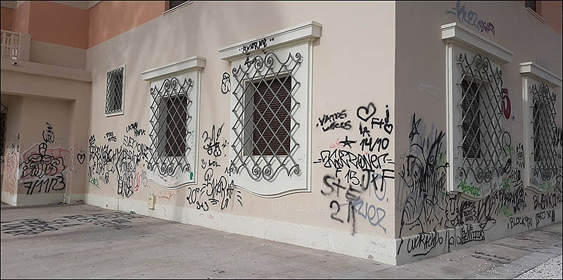 El edificio de la Aduana víctima del vandalismo, muestra al visitante la peor cara de la ciudad