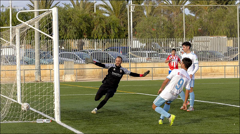 Fútbol: El CD Almoradí consiguió que los tres puntos ante un SC Torrevieja mermado con jugadores, tras una injusta expulsión.