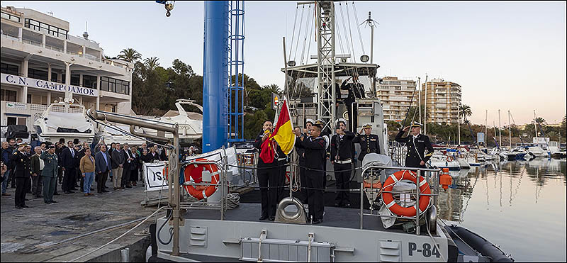 Emocionante arriada de Bandera de la patrullera de la Armada “Isla Pinto” en la dársena de Campoamor