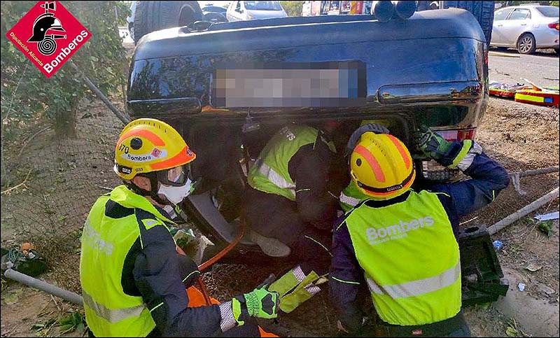 Los bomberos de Torrevieja liberan a un conductor atrapado en su vehículo tras un grave accidente