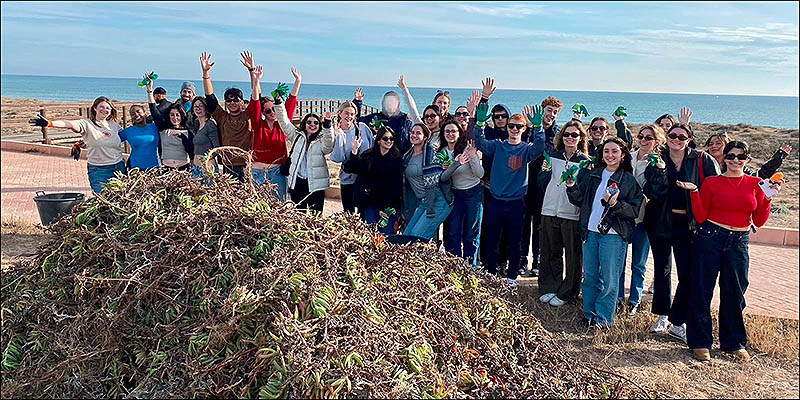 Estudiantes procedentes de EE.UU. Participan en la recuperación ambiental del paraje natural municipal del Molino del Agua