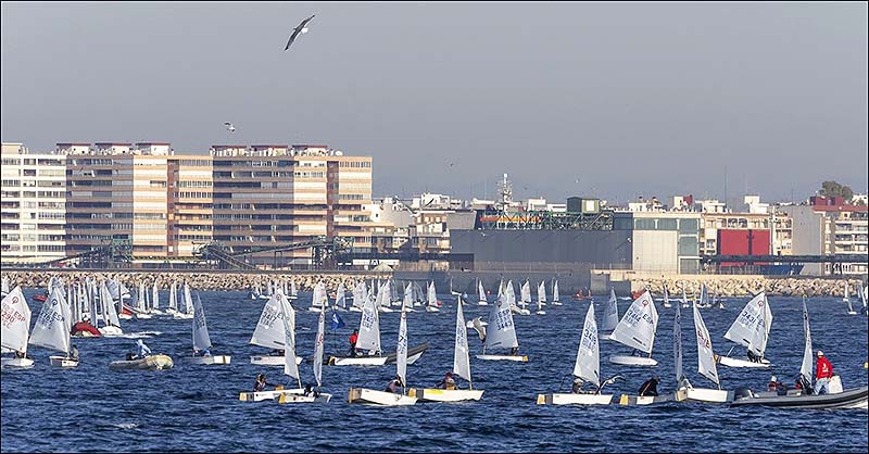 El viento sigue condicionando el programa de regatas en la Euromarina Optimist Torrevieja