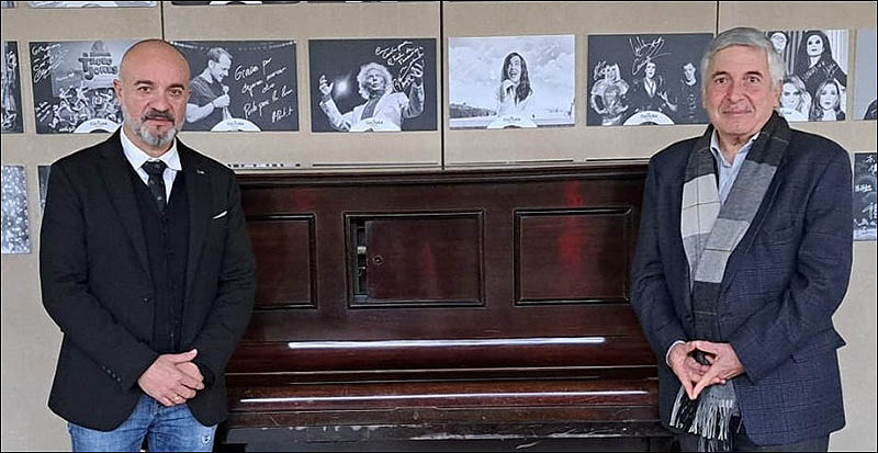 El piano con pianola con el que se inauguró el “Nuevo Cinema” se expone en el ambigú del Teatro