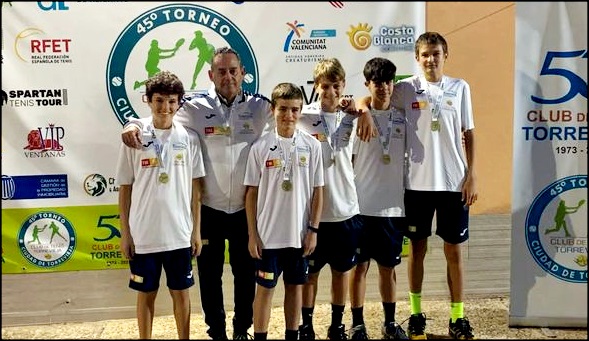 El equipo infantil masculino del Club de tenis Torrevieja campeón de la Comunidad Valenciana