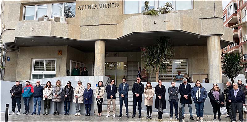 La corporación municipal guardó un minuto de silencio en recuerdo a las víctimas del incendio en Valencia