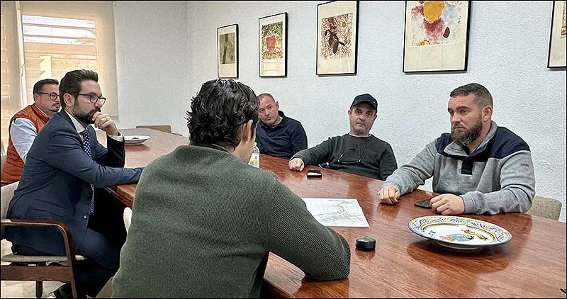 El alcalde se reúne con los feriantes para escuchar sus propuestas al nuevo proyecto de reorganización del puerto