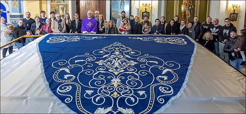 Bendecidos el nuevo manto y la saya de la Virgen de los Dolores