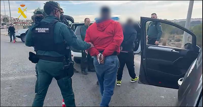 La Guardia Civil de Torrevieja detiene a tres primos por tráfico de drogas en un dispositivo