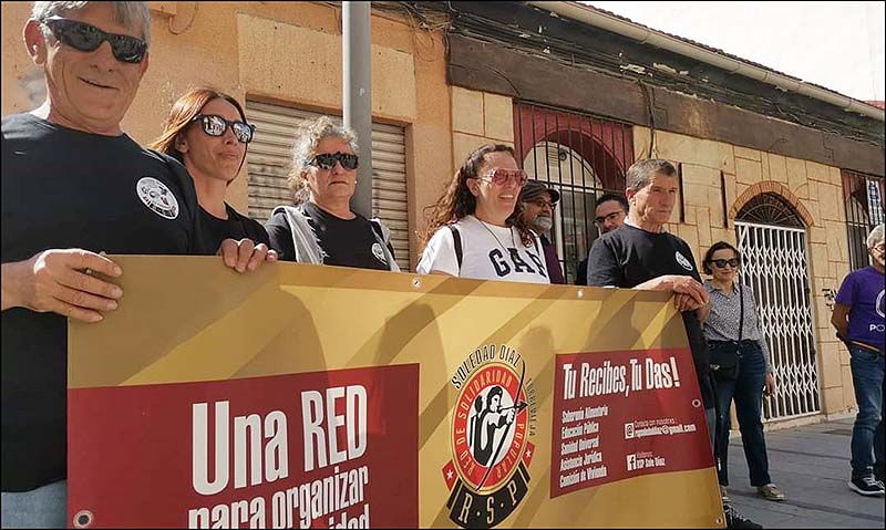 La RSP Soledad Díaz de Torrevieja entrega sus reivindicaciones sobre abusos bancarios, al diputado de EUPV por sumar Mahuel González López y a la coordinadora de EUPV Rosa Pérez