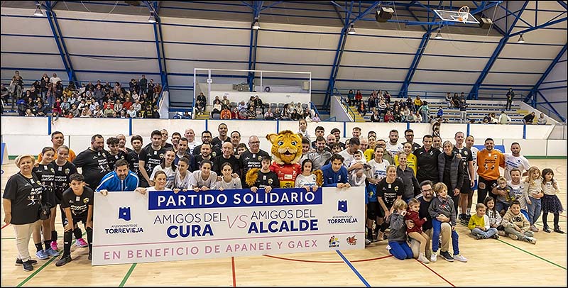 El partido “Amigos del Cura” vs “Amigos del Alcalde” recaudó más de cinco mil euros para Apanee y Gaex