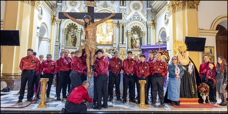 Emocionante acto de bajada del Cristo Crucificado y su  veneración junto a María Santísima del Silencio