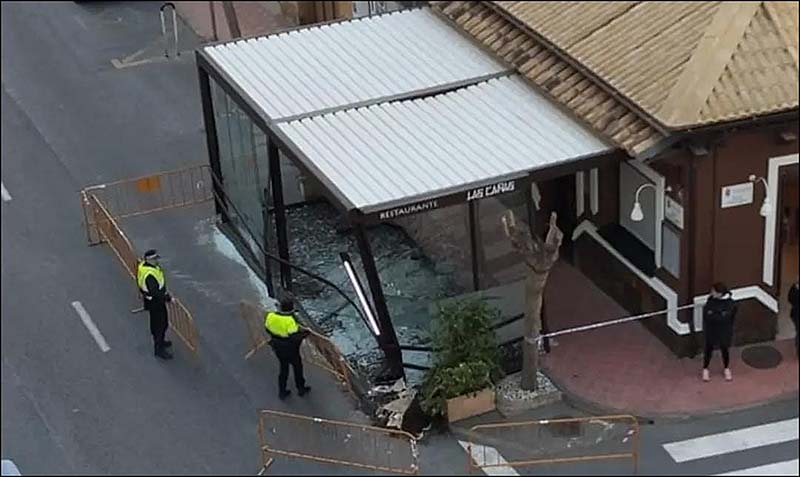 Un conductor se empotra contra la terraza del conocido Restaurante “Las Cañas” de Torrevieja