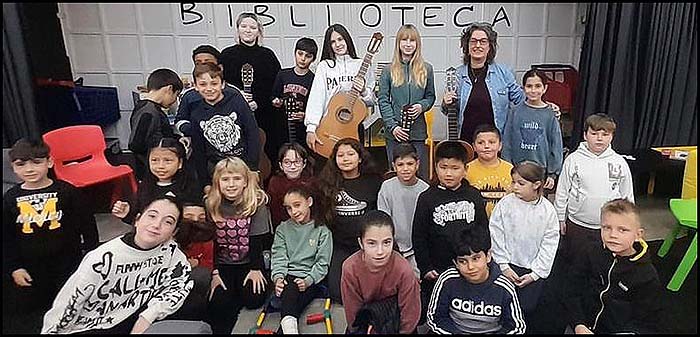 Los alumnos del Aula de guitarra del Conservatorio “Francisco Casanovas” de Torrevieja ofrecen dos conciertos didácticos en dos colegios locales de la ciudad.