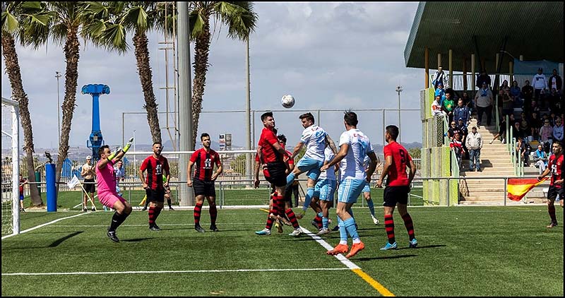 Fútbol: Las derrotas del CD Murada y del Novelda, aupan al Torrevieja al liderato,  tras ganar al Pinoso por un contundente 6-3