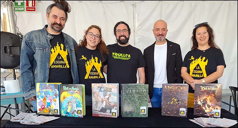 La Asociación “La esquina amarilla” dona 56 manuales de rol a la biblioteca municipal “Carmen Lalón”