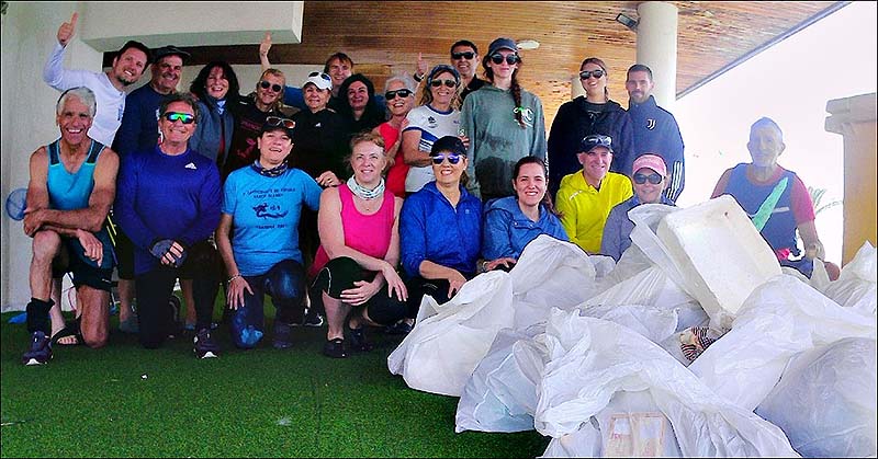 Los miembros del equipo de dragón-boat del RCN Torrevieja continúan con la actividad medioambiental de recogida de residuos por la bahía