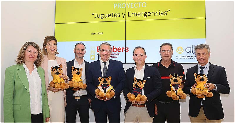 Los bomberos de la Diputación diseñan un juguete para facilitar las intervenciones en las que hay menores involucrados