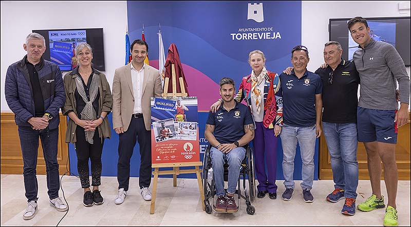 El alcalde recibe en el Ayuntamiento al remero torrevejense Javier García, clasificado para los Juegos Paralímpicos de París 2024