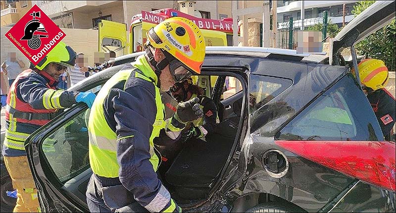 Los bomberos de Torrevieja, intervinieron en un grave accidente de tráfico en la Urbanización Punta Prima