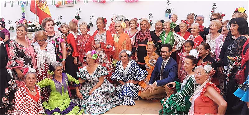 Las Sevillanas llenan de color y alegría la Casa de la 3ª Edad de San Pascual
