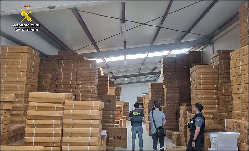 La denuncia de los comerciantes de Torrevieja al “Top Manta” provoca la detención de cinco personas dedicadas a la importación y venta de productos falsificados y la intervención de casi 124.000 artículos