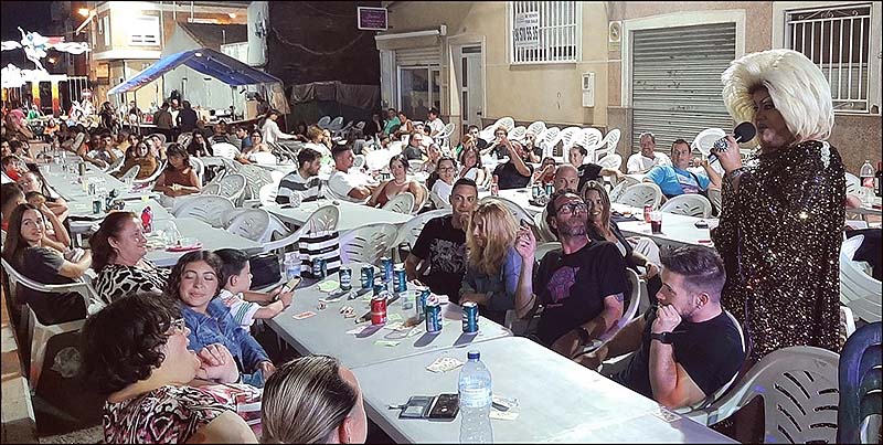 La visita de las Hogueras de Benidorm y Guardamar, junto a “La Imperio”  conformaron un divertido día de hogueras