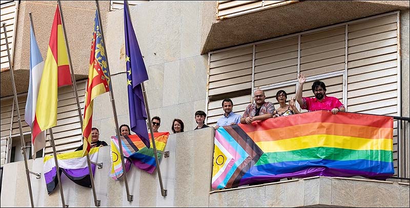 Con la colocación de la Bandera “Arco iris” en la fachada del Ayuntamiento arrancaron los actos del Día del Orgullo LGTBI+