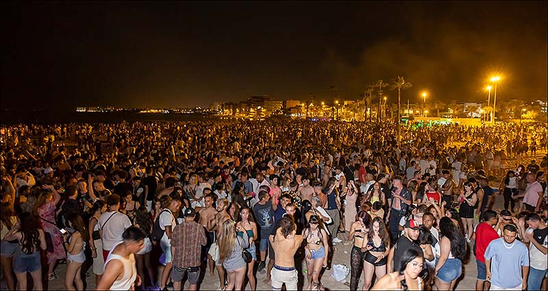 Torrevieja celebrará mañana domingo, 23 de junio, la noche de hogueras de San Juan en sus playas