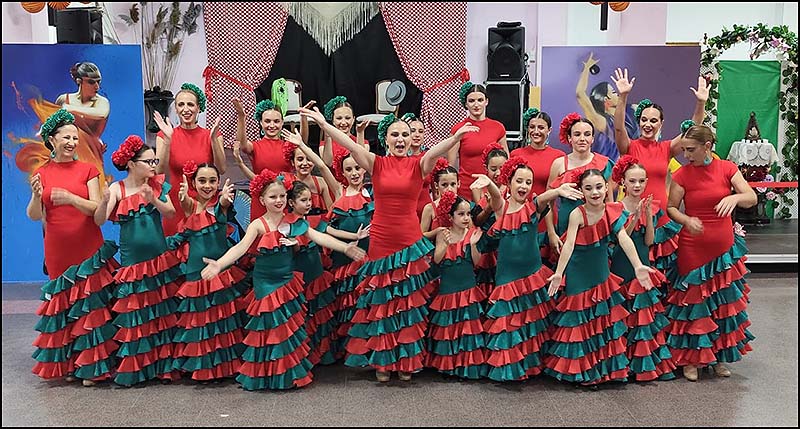 EL Centro Polivalente de La Mata se convirtió en un trozo de Sevilla con la Academia de Danza QK