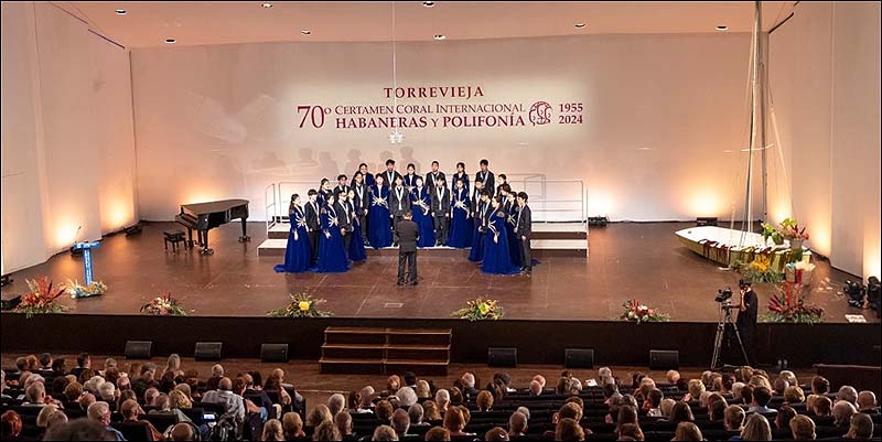 Coros de tres continentes abrieron la competición en el Certamen del 70º aniversario