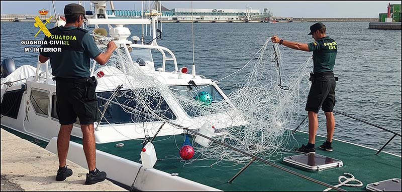 La Guardia Civil retira un palangre casero de grandes dimensiones en aguas de Torrevieja