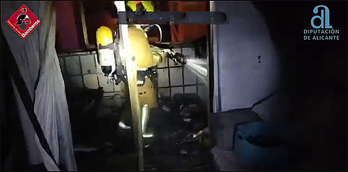 Los bomberos extinguieron ayer el incendio de una vivienda en la calle San Pascual de Torrevieja