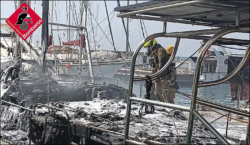 El incendio de un barco levanta una columna de humo visible desde toda Torrevieja