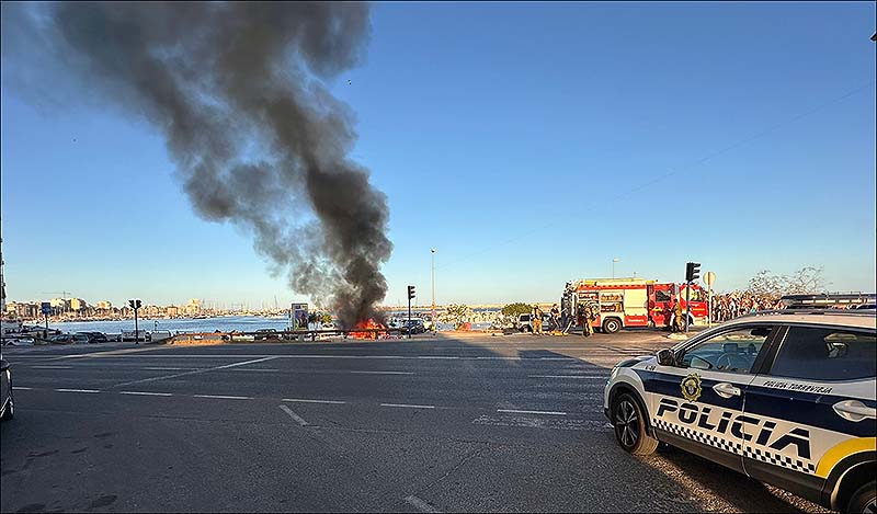 Un vehículo resulta calcinado, junto a la playa de los Náufragos en Torrevieja