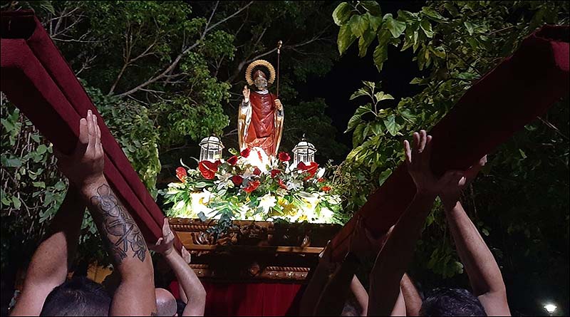 Las fiestas del Barrio del Calvario acabaron con la tradicional procesión por sus calles