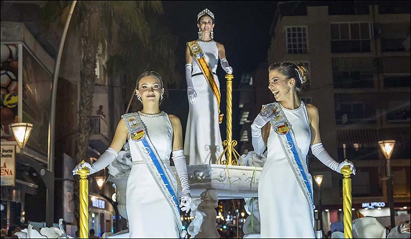 Miles de torrevejenses y turistas vibraron con el Gran Desfile de Verano de Torrevieja