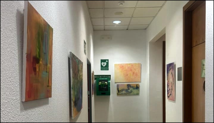 Las pinturas de los alumnos de Mar García dan color a las paredes del Conservatorio