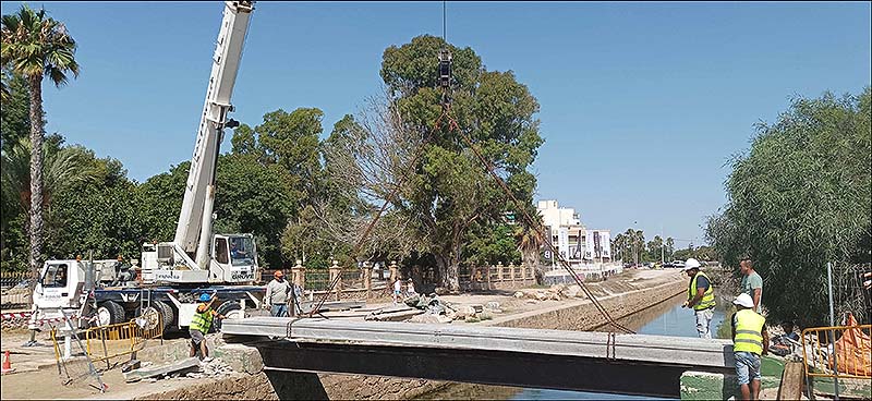 El Ayuntamiento repara la pasarela peatonal que cruza el canal del Acequión, con una inversión municipal de 31.001 euros
