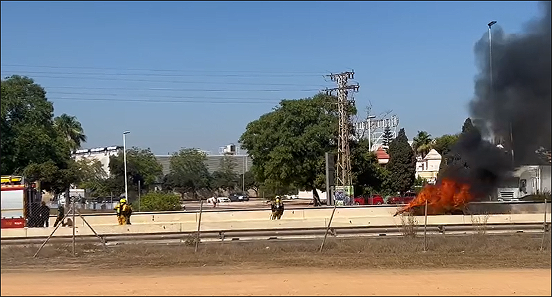 Incendio de un vehículo en la carretera de circunvalación n-332.
