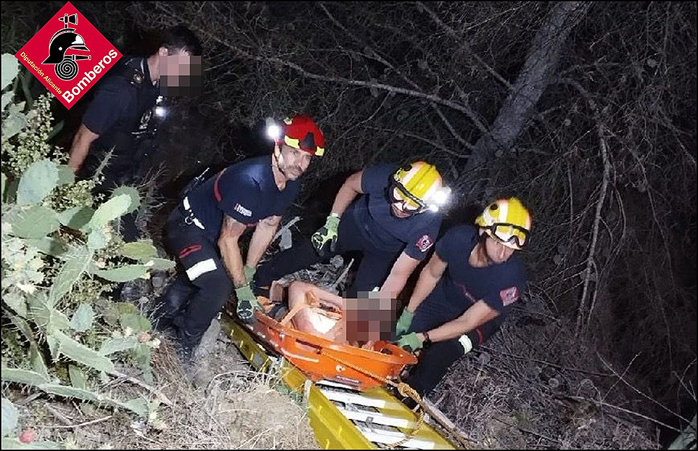 Los bomberos  rescatan a una mujer al caer por un terraplén en Torrevieja