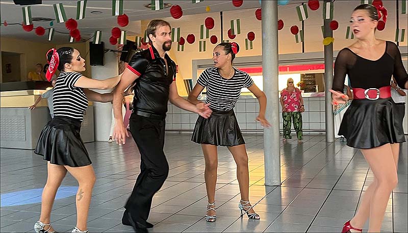 El grupo “Star Girls” hizo vibrar con su actuación en el Centro Municipal de Ocio