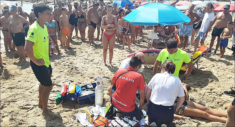 Simulacro de salvamento marítimo y socorrismo en la playa de La Mata