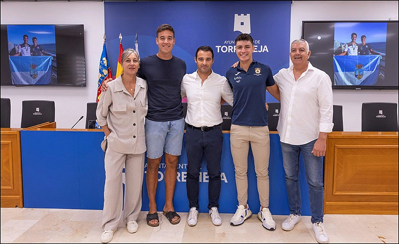 Recepción oficial a los remeros torrevejenses, Marco Liarte y Ander Martín, tras su participación en el Campeonato del Mundo de Beach Sprint celebrado en Italia